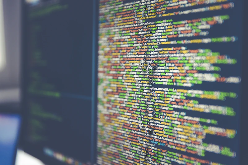 Trechos de código em uma tela, representando desenvolvimento de software